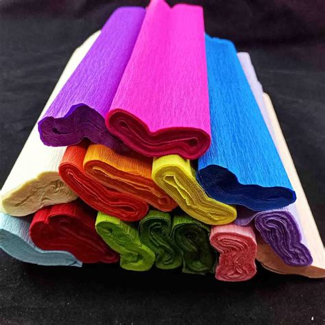 Armario organizado con prendas de crepé colgadas en perchas acolchadas y dobladas con papel de seda