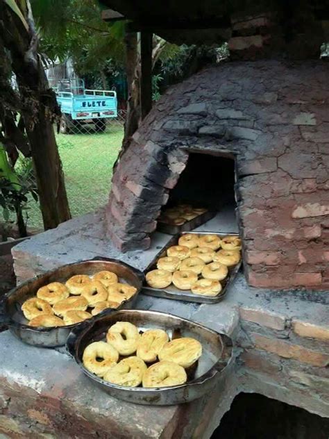 Horno de barro tradicional o tatakua en un patio paraguayo