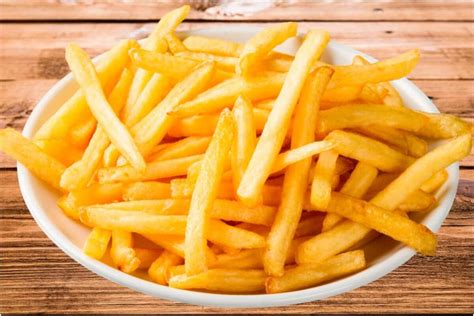 Papas fritas crujientes en un plato