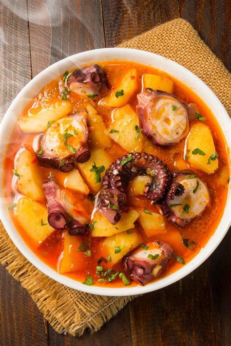 Cazuela de pulpo con patatas servida en una olla de barro tradicional