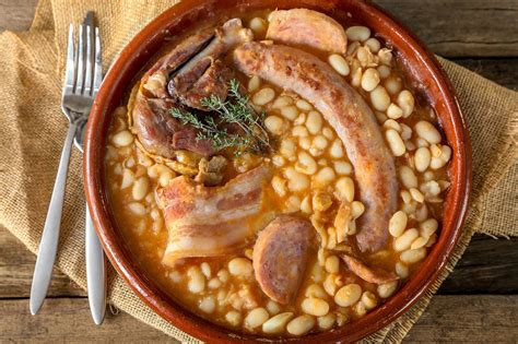 Cassoulet francés tradicional con alubias