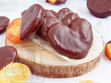 Variedad de palmeritas con diferentes coberturas: chocolate, azúcar, glaseado