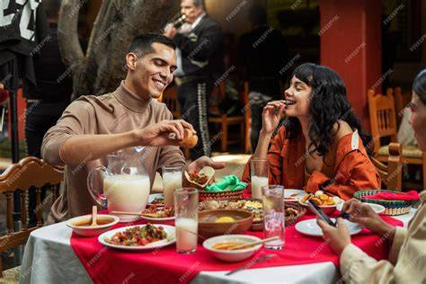 Gente disfrutando de una comida en un restaurante en Liérganes