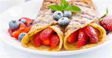 Imagen de crepes de avena recién hechos con frutas