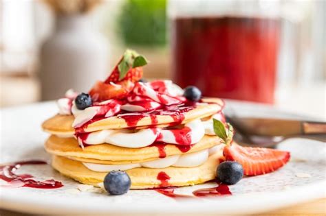 Tortitas servidas con frutas y sirope