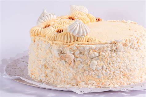Torta de merengue con lúcuma decorada