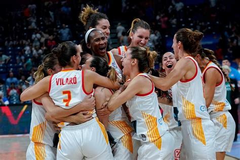 Equipo femenino de baloncesto celebrando una victoria