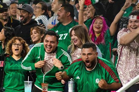 Aficionados animando en un partido de baloncesto