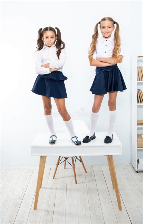 Niñas con uniforme escolar marrón