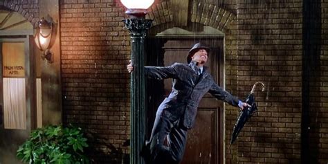Gene Kelly bailando bajo la lluvia con sombrero