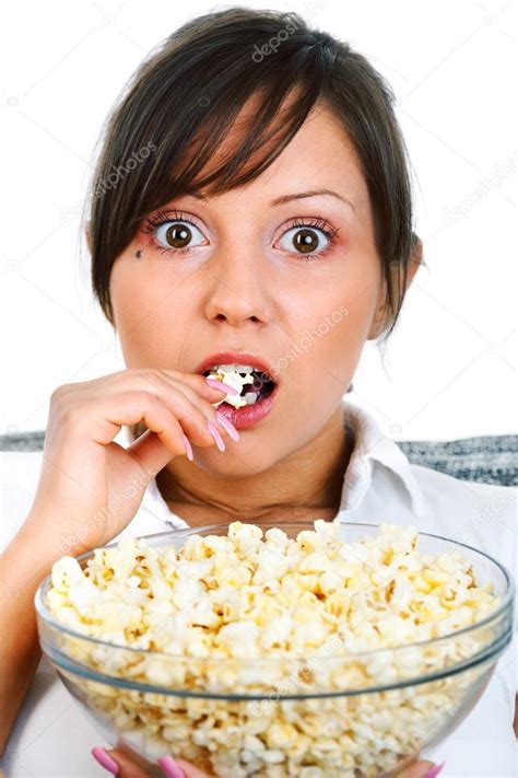 Persona comiendo palomitas de maíz mientras observa