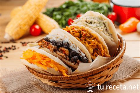 Imagen de una arepa venezolana rellena.