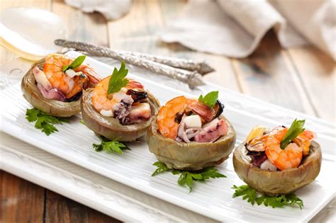 Variedad de tapas con alcachofas