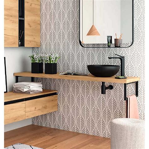 Encimera de roble natural en un baño moderno