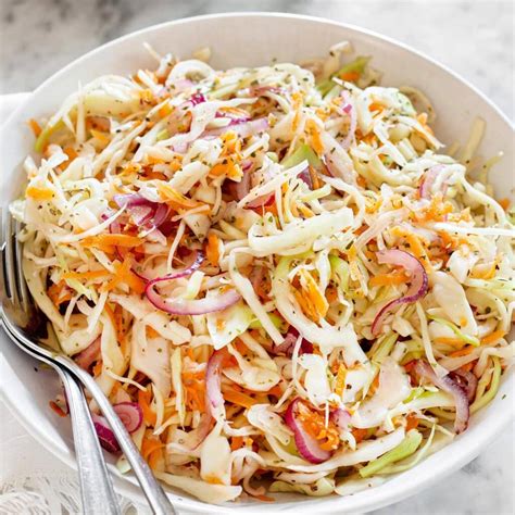 Ensalada de repollo en escabeche lista para servir