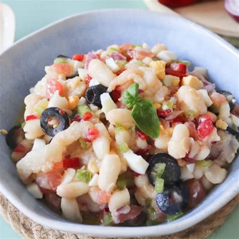 Variedad de ensaladas de alubias blancas