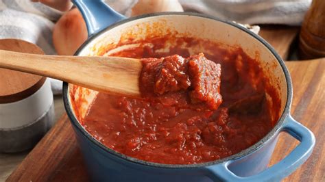Salsa de tuco con carne cocinándose a fuego lento