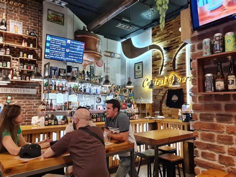 Interior de Central Beers con variedad de cervezas