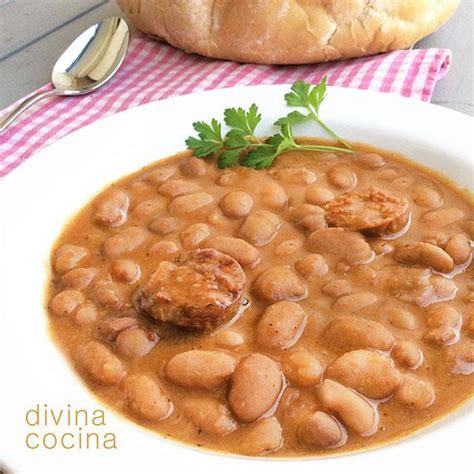 Plato de alubias estofadas caseras con pan rústico