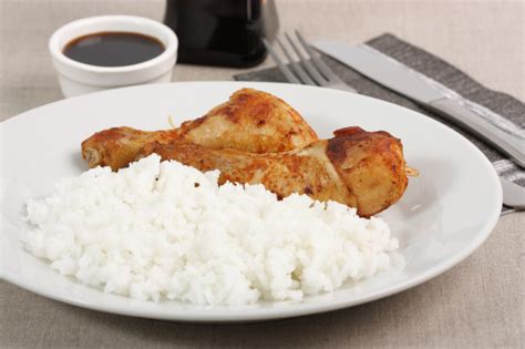 Plato de arroz blanco con pollo