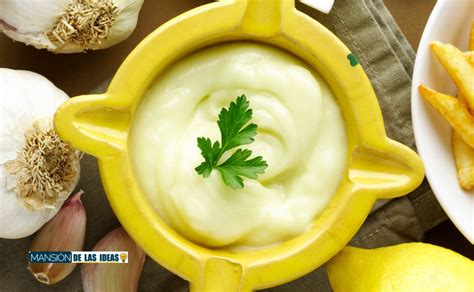 Plato servido con alioli saludable