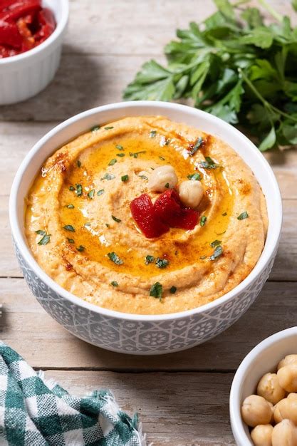 Papilla de coliflor con pimiento rojo en un tazón