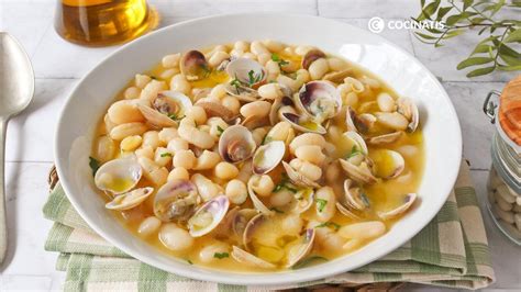 Plato de alubias con almejas recién preparado