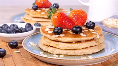 plato servido de pancakes con fresas y sirope