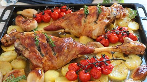 Plato de cordero asado tradicional al horno con guarnición