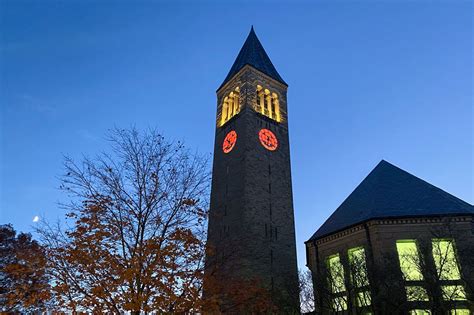 Torre McGraw de la Universidad de Cornell con la calabaza clavada