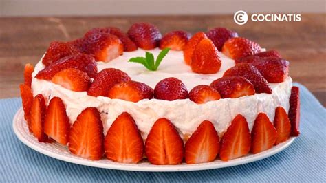 Tarta de magdalenas con fresas y nata
