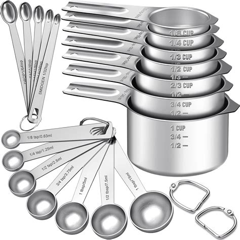 Utensilios de medición en la cocina: tazas, cucharas y básculas