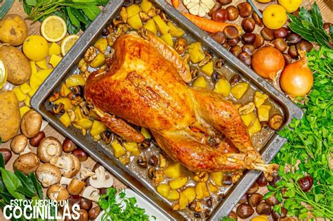 Pavo al horno recién hecho con guarnición de verduras y patatas doradas