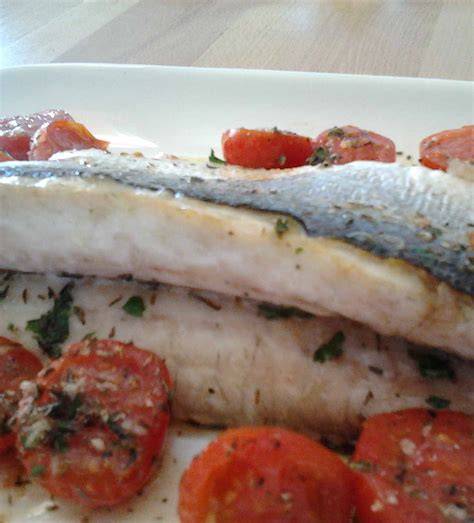 Lubina al horno con tomates cherry y hierbas