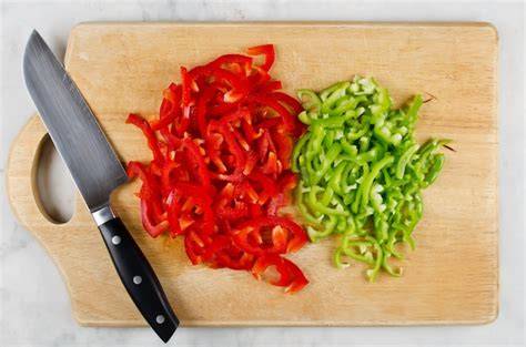 Pimientos rojos y verdes cortados en dados