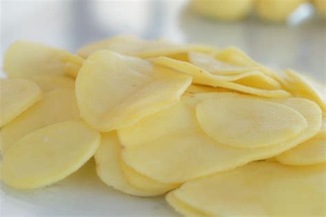 Patatas peladas y cortadas en láminas