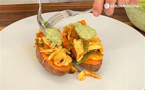 Proceso de rellenar el boniato con la mezcla de pollo y verduras