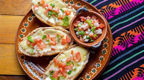 Molletes tostados y cortados por la mitad, listos para rellenar