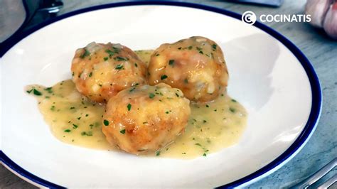 Albóndigas de bacalao dorándose en la sartén