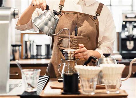 Proceso de preparación del café keto con licuadora