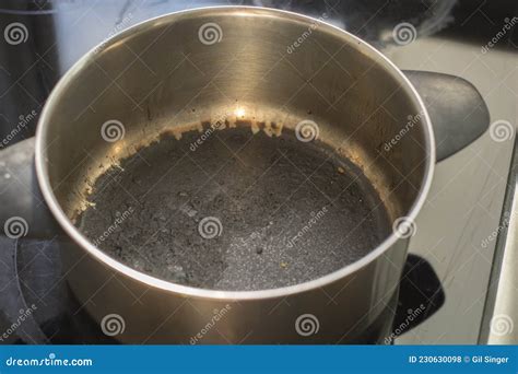Olla quemada con fondo negro