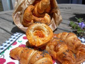 Mini croissants de sobrasada dorados en la bandeja del horno