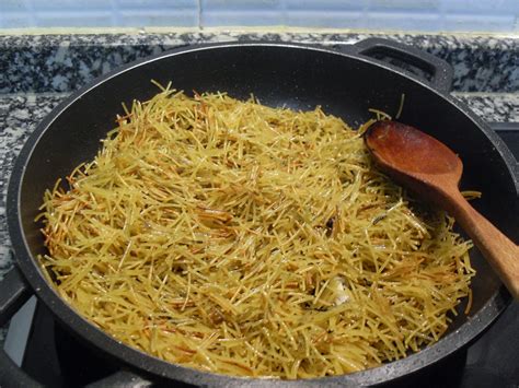 Fideos tostándose en la paellera