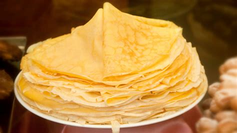 Imagen de filloas gallegas recién hechas y apiladas.