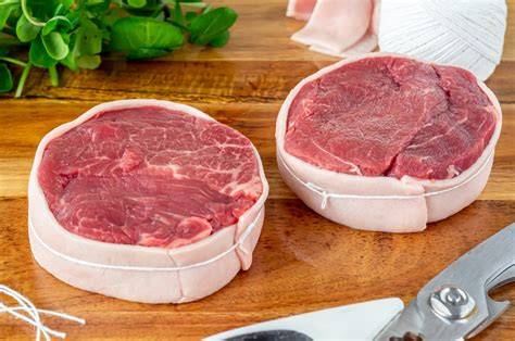 Tournedó de ternera crudo albardado con tocino