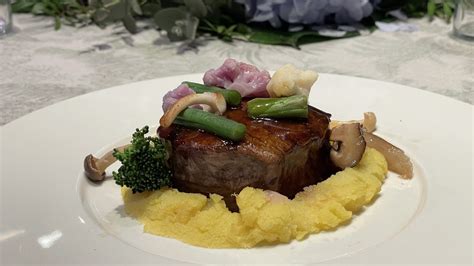 Plato de tournedó de ternera con salsa y guarnición de verduras
