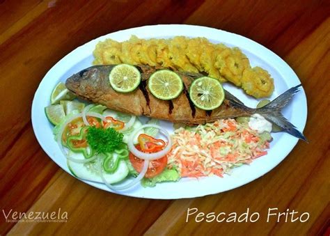 Pescado frito con ensalada y tostones en una playa venezolana