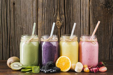 Variedad de smoothies de chocolate con frutas y toppings