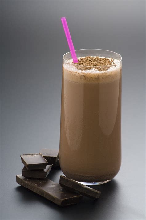 Smoothie de chocolate sin helado servido en un vaso alto