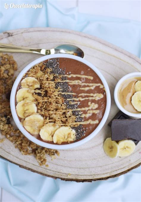 Smoothie bowl de chocolate y mantequilla de cacahuete con diferentes toppings